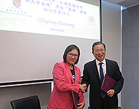 Prof. Isabella Poon (left), Pro-Vice-Chancellor of CUHK, signs a collaboration agreement with Prof. Jiang Zhibin, Dean of MOOCs (Massive Open Online Courses) Research School of SJTU